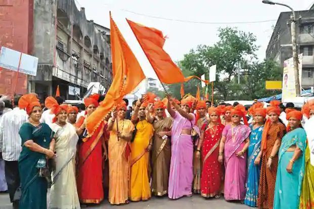 Donne dello Shiv Sena sventolano le caratteristiche bandiere di colore arancione ad una marcia organizzata dal Movimento. Fonte: Livemint.com