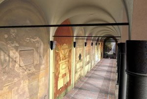 Figura 4. Vista di un lato del portico nella ricostruzione
  dell'ottocentesco Chiostro III.