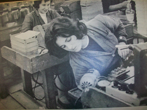 Donna al lavoro in un'industria italiana, 1963. Fonte: NOI DONNE, N. 47, A. XVIII, 30 novembre 1963