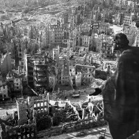 Fig. 2.. Veduta del centro di Dresda in rovina dopo il bombardamento del 13 e 14 Febbraio 1945