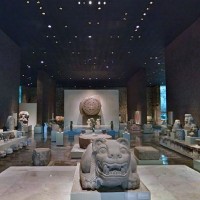Fig. 28. Sala Mexica del Museo Nacional de Antropología. Al centro la Piedra del Sol; la Coatlicue, non visibile nella foto, si trova sul lato sinistro della sala.