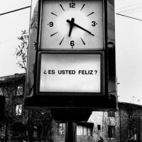 Fig 10. Fotografia di una delle installazioni di Estudio sobre la felicidad, Alfredo Jaar, Santiago del Cile, 1980.