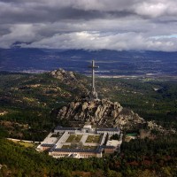 Fig. 2. Valle de los Caídos: panoramica della valle, con in primo piano l’Abbazia benedettina della Santa Croce (fonte: https://es.wikipedia.org/wiki/Valle_de_los_Caídos).