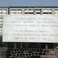 Fig. 30. Lapide posta nella piazza di Tlatelolco in memoria della battaglia con la quale gli Spagnoli piegarono la resistenza dell’esercito azteco.