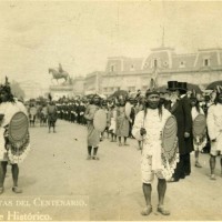 Fig. 20. “Guerrieri aztechi” alla parata per il centenario dell’Indipendenza lungo il Paseo de la Reforma. Si osservi, sullo sfondo, la statua equestre di Carlo IV.