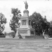 Fig. 13. Miguel Noreña, statua di Cuauhtémoc nel Paseo de la Reforma in una foto di William Jackson, ca. 1880. Sulla base del monumento compaiono i nomi di altri celebri sovrani aztechi.