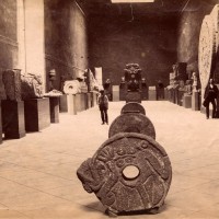 Fig. 14. La Galleria dei Monoliti nel Museo Nacional, ca. 1887. Si notino la Coatlicue, sul fondo, e la Piedra del Sol, a destra.