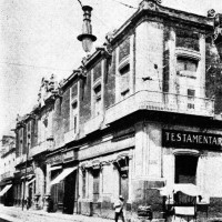 Fig. 3. Palazzo dei Conti di Santiago Calimaya con testa di serpente azteca incastonata alla base dell’edificio, in una foto del 1920 ca.