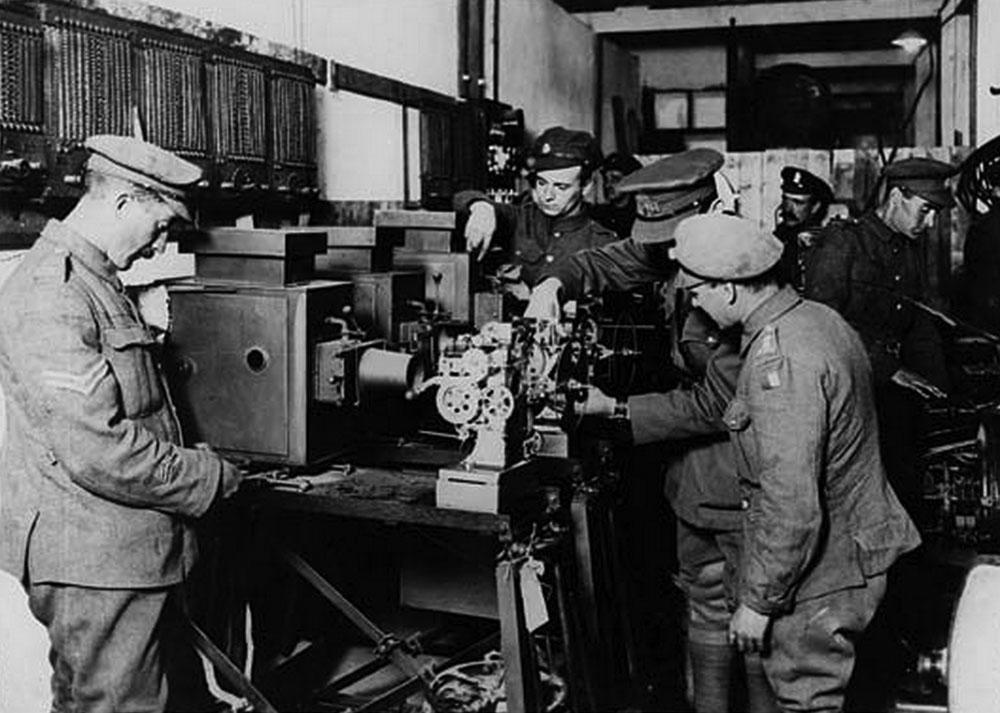Soldati che studiano la macchina da presa prima di dare inizio alle proiezioni al fronte, 1917-18 (http://digital.nls.uk).