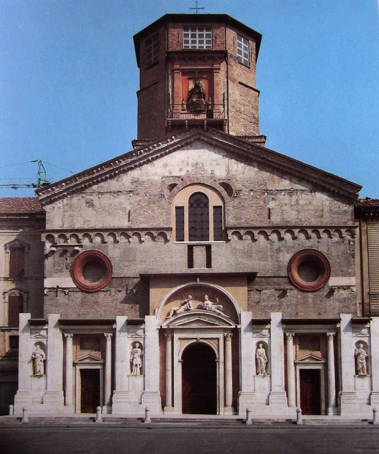 Fig. 1. Reggio Emilia, cattedrale, facciata.