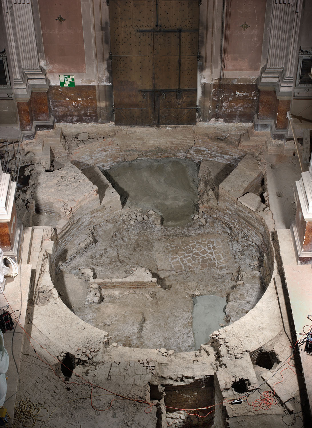 Fig. 2. Reggio Emilia, cattedrale, rotonda occidentale sotto la prima campata, foto di scavo.
