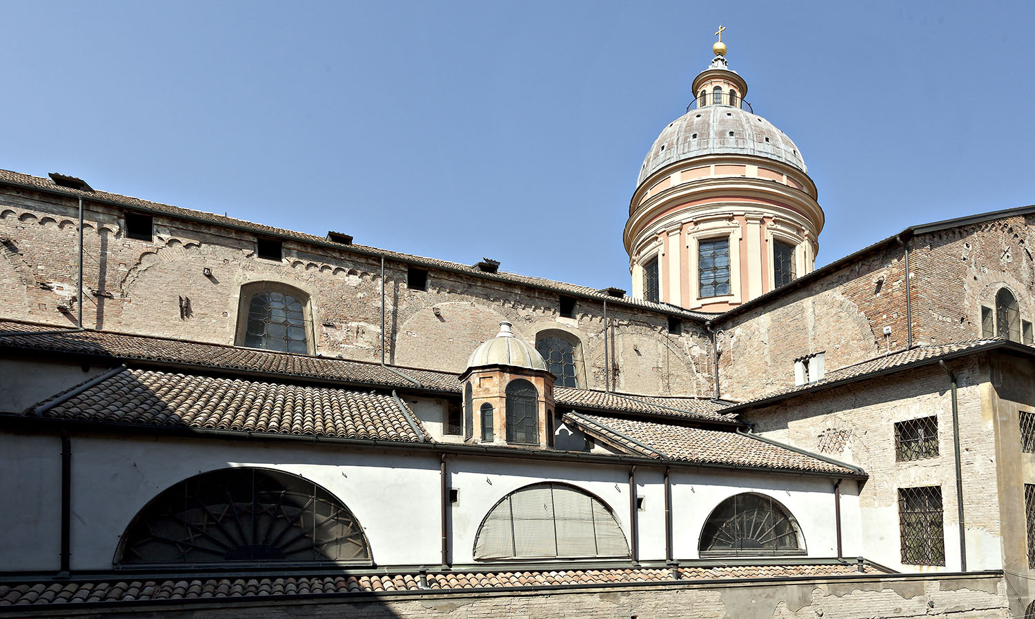 Fig. 5. Reggio Emilia, cattedrale, cleristorio meridionale e prospetto occidentale del transetto meridionale.