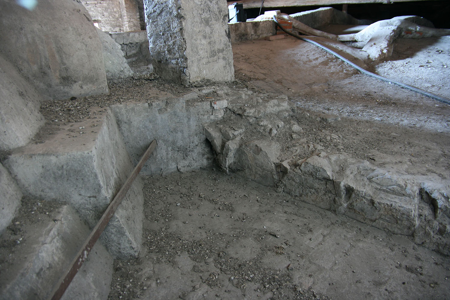Fig. 7. Reggio Emilia, cattedrale, sottotetto settore occidentale, in evidenza tracce di archetti ciechi.