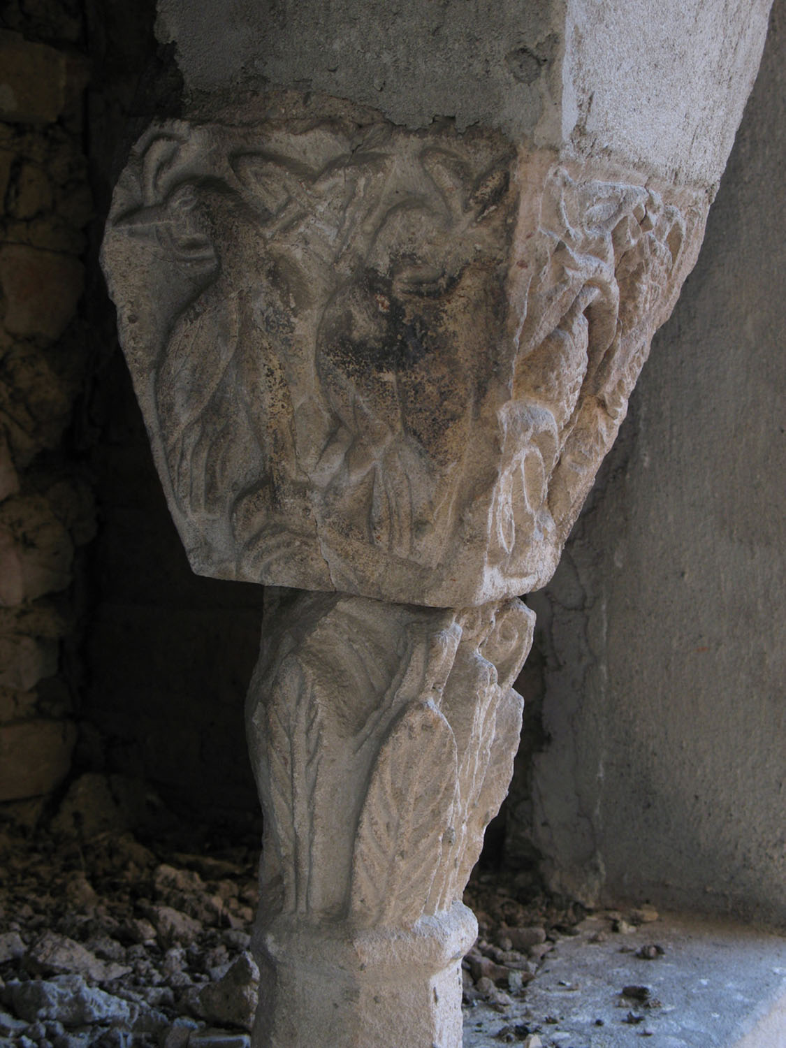 Fig. 11. Reggio Emilia, cattedrale, capitello in posizione spuria sul perimetrale meridionale.