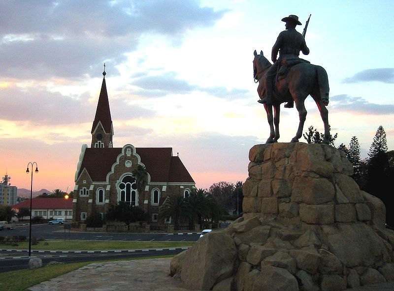 Fig. 6: Statua del Reiterdenkmal prima della rimozione e chiesa luterana di Christuskirche, Windhoek. Fonte:  https://commons.wikimedia.org/wiki/File:Windhoek_Christuskirche_Reiterdenkmal.jpg