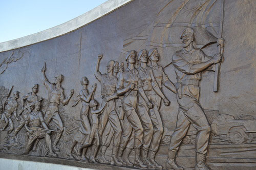 Fig. 9: Bassorilievo in bronzo, Heroes Acre, Windhoek. Fonte: http://dhsouthafrica.leadr.msu.edu