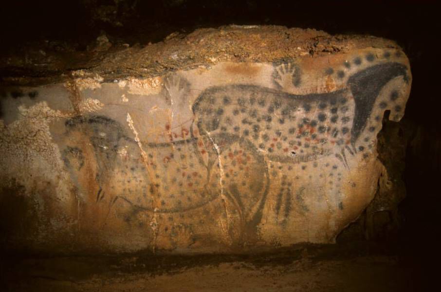 Pitture rupestri della grotta di Pech Merle nei Pirenei francesi, 25.000 anni fa ca. Provenienza: https://archaeology-travel.com/france/pech-merle-cave/