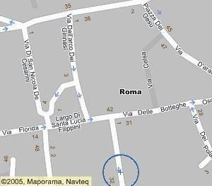 Il cerchio indica il punto di via Caetani in cui venne abbandonata la Renault con il corpo di Moro. Come si nota via Caetani è una traversa di via delle Botteghe Oscure mentre piazza del Gesù si trova più distante (nell'estremità superiore della mappa).