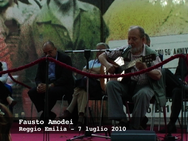Fausto Amodei in concerto a Reggio Emilia nel luglio 2010.