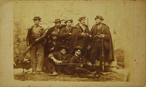 Briganti prigionieri in posa (Archivio di Stato di Torino, raccolta Caviglia).